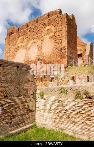 Ruinen von Ostia Antica, große antike römische archäologische Stätte in der Nähe der modernen Stadt Ostia, 25 Kilometer von Rom, Italien Stockfoto