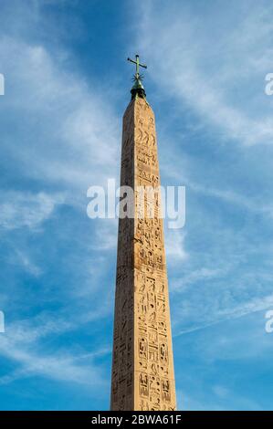 Rom, Vatikan / Italien - 4. Mai 2015: Altägyptischer Obelisk auf dem Petersplatz (Obelisco Piazza San Pietro) in der Vatikanstadt in Rom, Italien Stockfoto