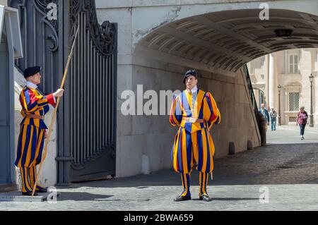 Rom, Vatikan / Italien - 4. Mai 2015: Soldaten der Päpstlichen Schweizergarde (Pontificia Cohors Helvetica) im Einsatz in der Vatikanstadt, Rom, Italien Stockfoto