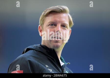 Veltins Arena Gelsenkirchen Deutschland, 30.5.2020, Fußball: Bundesliga Saison 2019/20 Spieltag 29, Schalke 04 (S04, blau) gegen Werder Bremen (BRE, weiß) - Florian KOHFELDT (BRE) . Aufgrund der Corona-Virus-Pandemie werden alle deutschen Ligaspiele in leeren Stadien ohne Zuschauer gespielt. Foto: AnkeWaelischmiller/SVEN SIMON/ Pool/kolvenbach NUR REDAKTIONELLE VERWENDUNG # die DFL-Bestimmungen verbieten die Verwendung von Fotos als Bildsequenzen und/oder quasi-Video # # Nationale und internationale Nachrichtenagenturen HERAUS # Stockfoto