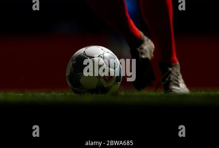 Veltins Arena Gelsenkirchen Deutschland, 30.5.2020, Fußball: Bundesliga Saison 2019/20 Spieltag 29, Schalke 04 (S04, blau) gegen Werder Bremen (BRE, weiß) – Spielball und Spielbeine. Aufgrund der Corona-Virus-Pandemie werden alle deutschen Ligaspiele in leeren Stadien ohne Zuschauer gespielt. Foto: AnkeWaelischmiller/SVEN SIMON/ Pool/kolvenbach NUR REDAKTIONELLE VERWENDUNG # die DFL-Bestimmungen verbieten die Verwendung von Fotos als Bildsequenzen und/oder quasi-Video # # Nationale und internationale Nachrichtenagenturen HERAUS # Stockfoto