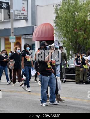 Los Angeles, CA/USA - 30. Mai 2020: Protestler mit einem Megaphon in einem Black Lives Matter Protest und Aufruhr wegen der Tötung von George Floyd Stockfoto