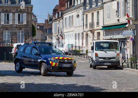 Compiègne, Frankreich - Mai 27 2020: Gendarmerie SUV auf den Straßen im Stadtzentrum. Stockfoto