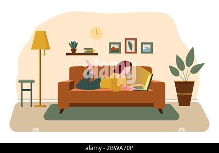 Freiberufliches Heim- oder Studienkonzept. Remote-Arbeit. Frau arbeitet zu Hause sitzen. Mädchen mit Computer liegt auf der Couch. Cartoon flache Vektor-Illustration. Stock Vektor