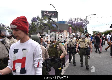 West Hollywood, CA/USA - 30. Mai 2020: Schwarze Leben sind wichtig Protestierende und Polizei auf dem Santa Monica Blvd Stockfoto