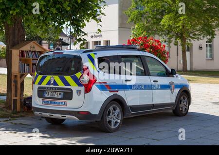 Compiègne, Frankreich - Mai 27 2020: Auto der Polizei Municipale (Lokale Polizei) in einer Straße des Stadtzentrums geparkt. Stockfoto