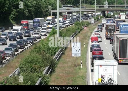 Hamburg, Deutschland. Mai 2020. Die Fahrzeuge kommen auf der Autobahn A7 im Süden und im Norden an der Ausfahrt Hamburg-Bahrenfeld nur langsam voran. Kredit: Bodo Marks/dpa/Alamy Live News Stockfoto