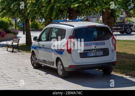 Compiègne, Frankreich - Mai 27 2020: Auto der Polizei Municipale (Lokale Polizei) in einer Straße des Stadtzentrums geparkt. Stockfoto