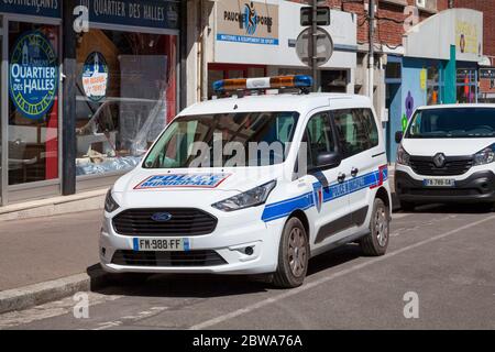 Amiens, Frankreich - Mai 30 2020: Auto von der Polizei Municipale (Lokale Polizei) in einer Straße des Stadtzentrums geparkt. Stockfoto