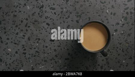 Kaffee in schwarzer Tasse auf Beton Hintergrund Draufsicht Stockfoto