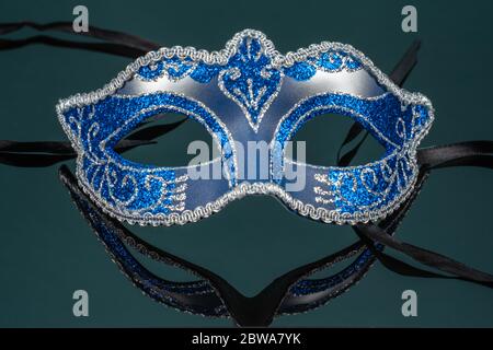 Die Colombina, blauer Karneval oder Maskerade Maske auf schwarzem Spiegelhintergrund Stockfoto