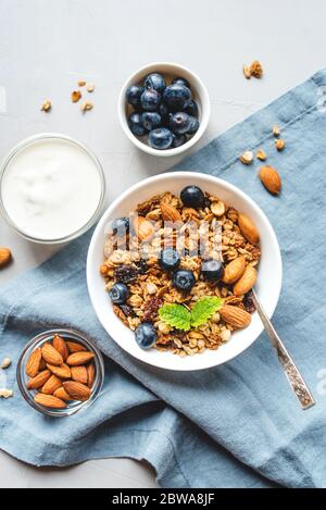 Gebackenes Müsli mit Joghurt und Heidelbeeren. Stockfoto