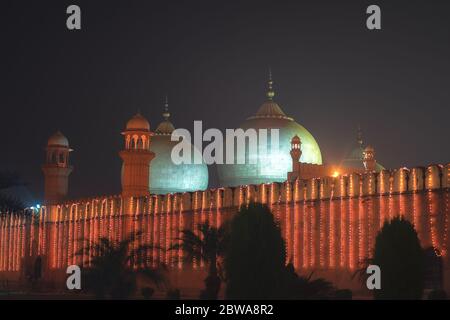 Badshahi Moschee mit Lichtern in der Nacht von Eid Milad un Nabi Stockfoto