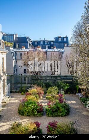 Paris, Frankreich - 25. März 2020: Haussmann-Gebäude und privater Garten in der Cardinal Lemoine Street in Paris Stockfoto