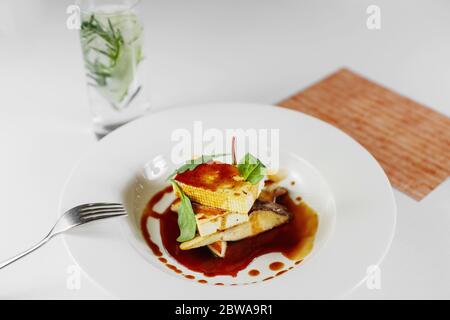 Tofu, süß-saure Sauce und Limonade in der Nähe Stockfoto