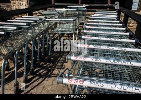 Kendal UK 28 May 2020 Row of M and S Foodhall Trolleys im Freien Geschäft bereit für Käufer zu verwenden. Stockfoto