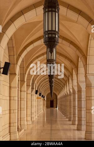 Torbogen mit Leuchtenreihe oder Laternen in der Sultan Qaboos Grand Mosque am Stadtrand von Nizwa im Oman Stockfoto