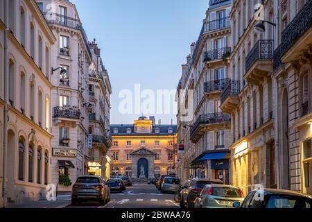 Paris, Frankreich - 26. März 2020: Typische Haussmann-Gebäude mit Senatshintergrund. Die Straße ist leer wegen der Epidemie des Coronavirus COVID19 in Paris Stockfoto