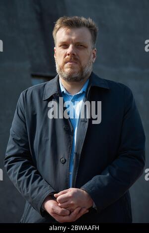 Warschau, Masowien, Polen. Mai 2020. Präsidentschaftskandidat ROBERT BIEDRON während der Pressekonferenz auf der Swietokrzyski-Brücke Warsaw.in das Bild: ADRIAN ZANDBERG Quelle: Hubert Mathis/ZUMA Wire/Alamy Live News Stockfoto