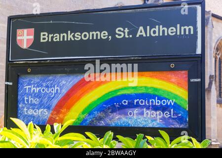 Poole, Dorset, Großbritannien. Mai 2020. Durch die Tränen ein Regenbogen der Hoffnung Zeichen in St. Aldhelm's Church, Branksome, Poole - positive Botschaft während Coronavirus Covid 19 Pandemie gesperrt. Quelle: Carolyn Jenkins/Alamy Live News Stockfoto