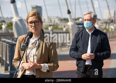 Warschau, Masowien, Polen. Mai 2020. Präsidentschaftskandidat ROBERT BIEDRON während der Pressekonferenz auf der Swietokrzyski-Brücke Warsaw.in das Bild: MAGDALENA BIEJAT, ROBERT BIEDRON Quelle: Hubert Mathis/ZUMA Wire/Alamy Live News Stockfoto