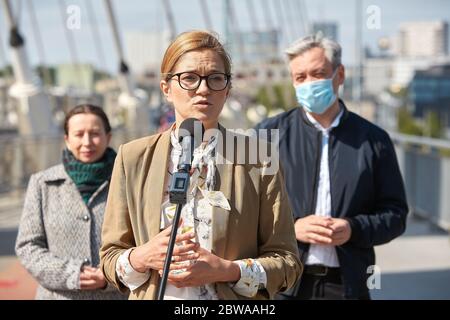 Warschau, Masowien, Polen. Mai 2020. Präsidentschaftskandidat ROBERT BIEDRON während der Pressekonferenz auf der Swietokrzyski-Brücke Warsaw.in das Bild: MAGDALENA BIEJAT, ROBERT BIEDRON Quelle: Hubert Mathis/ZUMA Wire/Alamy Live News Stockfoto