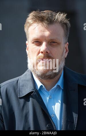 Warschau, Masowien, Polen. Mai 2020. Präsidentschaftskandidat ROBERT BIEDRON während der Pressekonferenz auf der Swietokrzyski-Brücke Warsaw.in das Bild: ADRIAN ZANDBERG Quelle: Hubert Mathis/ZUMA Wire/Alamy Live News Stockfoto