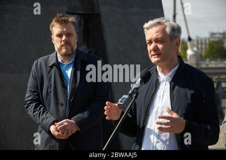 Warschau, Masowien, Polen. Mai 2020. Präsidentschaftskandidat ROBERT BIEDRON während der Pressekonferenz auf der Swietokrzyski-Brücke Warsaw.in das Bild: ADRIAN ZANDBERG, ROBERT BIEDRON Quelle: Hubert Mathis/ZUMA Wire/Alamy Live News Stockfoto