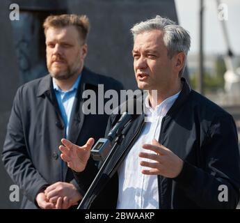 Warschau, Masowien, Polen. Mai 2020. Präsidentschaftskandidat ROBERT BIEDRON während der Pressekonferenz auf der Swietokrzyski-Brücke Warsaw.in das Bild: ADRIAN ZANDBERG, ROBERT BIEDRON Quelle: Hubert Mathis/ZUMA Wire/Alamy Live News Stockfoto