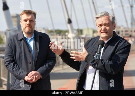 Warschau, Masowien, Polen. Mai 2020. Präsidentschaftskandidat ROBERT BIEDRON während der Pressekonferenz auf der Swietokrzyski-Brücke Warsaw.in das Bild: ADRIAN ZANDBERG, ROBERT BIEDRON Quelle: Hubert Mathis/ZUMA Wire/Alamy Live News Stockfoto