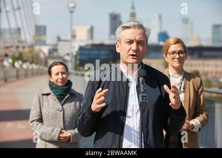 Warschau, Masowien, Polen. Mai 2020. Präsidentschaftskandidat ROBERT BIEDRON während der Pressekonferenz auf der Swietokrzyski-Brücke Warsaw.in das Bild: ROBERT BIEDRON, MAGDALENA BIEJAT Quelle: Hubert Mathis/ZUMA Wire/Alamy Live News Stockfoto