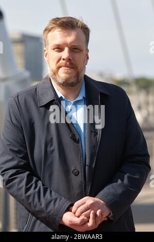 Warschau, Masowien, Polen. Mai 2020. Präsidentschaftskandidat ROBERT BIEDRON während der Pressekonferenz auf der Swietokrzyski-Brücke Warsaw.in das Bild: ADRIAN ZANDBERG Quelle: Hubert Mathis/ZUMA Wire/Alamy Live News Stockfoto