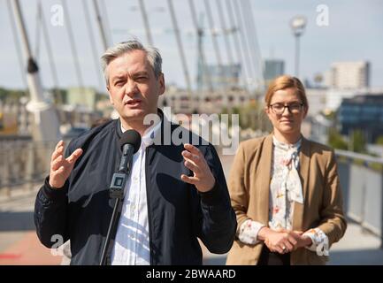 Warschau, Masowien, Polen. Mai 2020. Präsidentschaftskandidat ROBERT BIEDRON während der Pressekonferenz auf der Swietokrzyski-Brücke Warsaw.in das Bild: ROBERT BIEDRON, MAGDALENA BIEJAT Quelle: Hubert Mathis/ZUMA Wire/Alamy Live News Stockfoto