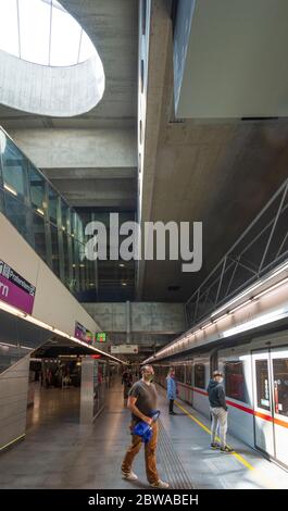 Wien, Wien: U-Bahn-Station Praterstern von U2, Menschen mit Mundnasenmaske, U-Bahn, 02. Leopoldstadt, Wien, Österreich Stockfoto