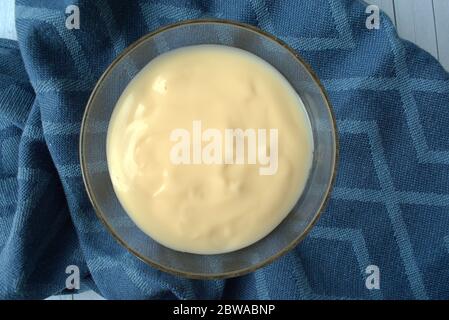 Hausgemachte Vanille Pudding Pudding in eine Schüssel geben. Stockfoto