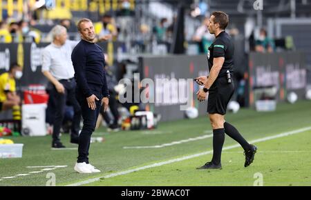 Gestik , Hansi Flick und Schiedsrichter Tobias Stieler Sport: Fussball: 1. Bundesliga: Saison 19/20: 26.05.2020 28. Spieltag: Borussia Dortmund - FC Bayern München, 0:1 Foto: Jürgen Fromme/firosportphoto/POOL Stockfoto