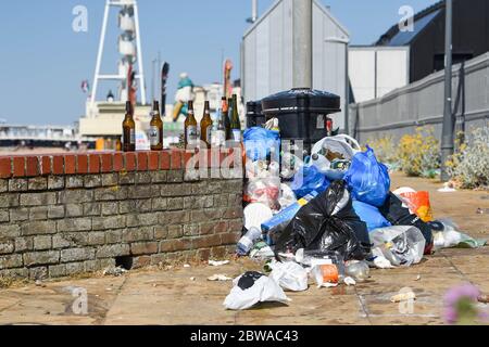 Brighton UK 31. Mai 2020 - Wurf und Flaschen hinterließen Nacht von Samstag entlang Brighton Strand und Meer an einem anderen schönen sonnigen Tag während der Coronavirus COVID-19 Pandemie Krise . Quelle: Simon Dack / Alamy Live News Stockfoto