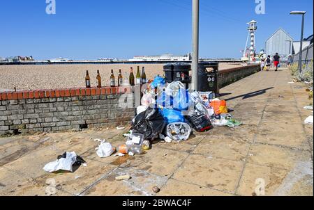 Brighton UK 31. Mai 2020 - Wurf und Flaschen hinterließen Nacht von Samstag entlang Brighton Strand und Meer an einem anderen schönen sonnigen Tag während der Coronavirus COVID-19 Pandemie Krise . Quelle: Simon Dack / Alamy Live News Stockfoto