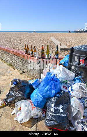 Brighton UK 31. Mai 2020 - Wurf und Flaschen hinterließen Nacht von Samstag entlang Brighton Strand und Meer an einem anderen schönen sonnigen Tag während der Coronavirus COVID-19 Pandemie Krise . Quelle: Simon Dack / Alamy Live News Stockfoto
