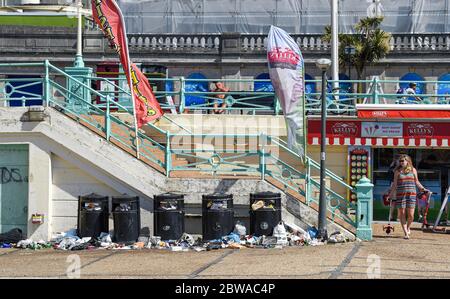 Brighton UK 31. Mai 2020 - Wurf und Flaschen hinterließen Nacht von Samstag entlang Brighton Strand und Meer an einem anderen schönen sonnigen Tag während der Coronavirus COVID-19 Pandemie Krise . Quelle: Simon Dack / Alamy Live News Stockfoto