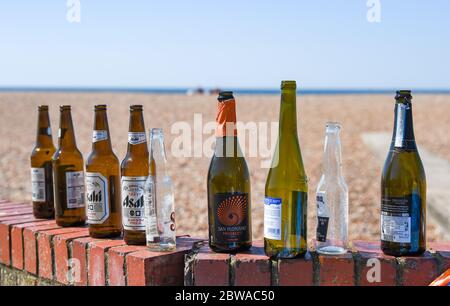 Brighton UK 31. Mai 2020 - Wurf und Flaschen hinterließen Nacht von Samstag entlang Brighton Strand und Meer an einem anderen schönen sonnigen Tag während der Coronavirus COVID-19 Pandemie Krise . Quelle: Simon Dack / Alamy Live News Stockfoto