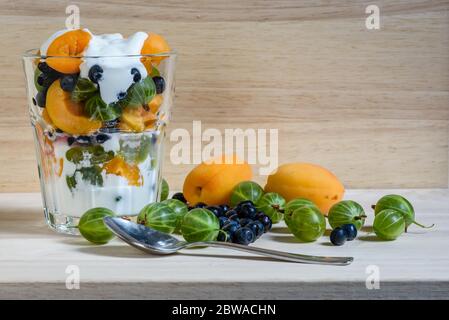 Sommer Obst und Beeren Dessert mit Sahne. Stockfoto