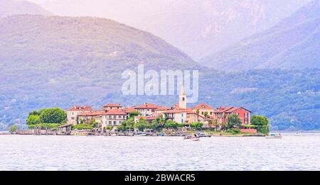 Isola dei Pescatori - Fischerinsel im Maggiore See mit Bergen im Hintergrund, Borromäische Inseln (Isole Borromee), Stresa, Piemont, Northe Stockfoto