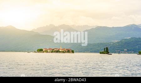 Isola dei Pescatori - Fischerinsel im Maggiore See mit Bergen im Hintergrund, Borromäische Inseln (Isole Borromee), Stresa, Piemont, Northe Stockfoto