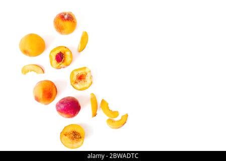 Leckere reife Pfirsiche auf weißem Hintergrund. Süße Sommerfrüchte. Draufsicht. Flaches Lay Stockfoto