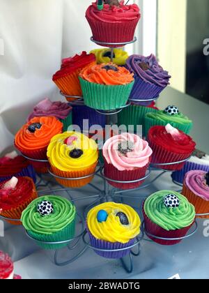 Sutton in Ashfield, Nottinghamshire, Großbritannien. Juli 13, 2009. Eine Reihe von dekorierten Cupcakes, die im Sutton in Ashfield in Nottinghamshire, Großbritannien, ausgestellt werden Stockfoto