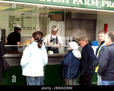 Newark, Nottinghamshire, Großbritannien. 15. März 2008. Leute, die sich auf einem mobilen Bauernhof auf dem Showground in Newark in Nottinghamshire, Großbritannien, für Fast Food anstellen. Stockfoto