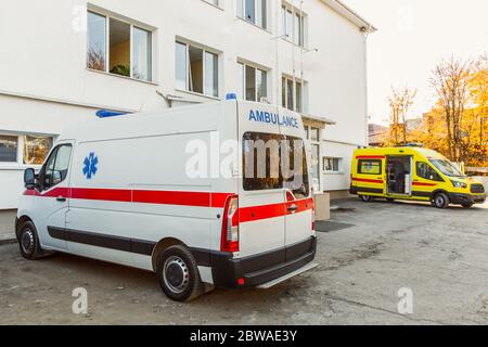 Zaporozhye/Ukraine - November 08 2019 : im Hof des Krankenhauses steht ein Krankenwagen. Moderne Ambulanz. Stockfoto