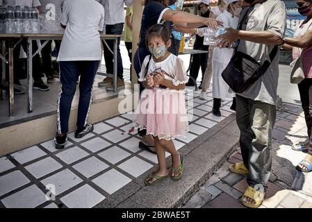 Covid-19 Lebensmittel. Kostenlose Nahrungsmittelüberreichung an Menschen in Not aufgrund von Einkommensverlusten durch Coronavirus, die von lokalen Unternehmen in Pattaya Thailand Asien finanziert werden Stockfoto