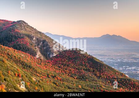 Provo, Utah, USA Blick auf die Innenstadt vom Aussichtspunkt in der Dämmerung. Stockfoto